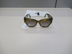 Nr._001__Sonnenbrille__Viktoria_Backham__neu_Mindestgebot_35_Euro_01.JPG