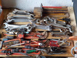 Nr._S08_02_Posten_mit_Baustellen_Inventar_Mindestgebot_1000_Euro.JPG