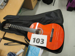  Nr._103_1_Akustik_Gitarre_mit_Tasche_80_Euro_01.JPG