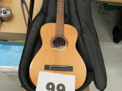  Nr._099_1_Akustik_Gitarre_mit_Tasche__80_Euro_01.JPG