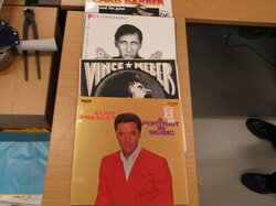  Nr._084_1_Posten_mit_140_Schallplatten_verschiedene_Genres_70_Euro_01.JPG