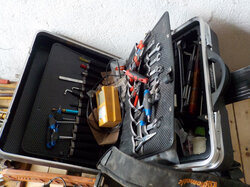 Nr._S08_03_Posten_mit_Baustellen_Inventar_Mindestgebot_1000_Euro.JPG