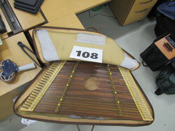  Nr._108_1_Zither_Musikinsturment_mit_Tasche_beschädigt_50_Euro_01.JPG