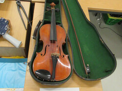  Nr._090_1_Geige_mit_Koffer_beschädigt_10_Euro_01.JPG