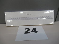Nr._024__Apple_Magic_Keyboard_with_Number_Key__neu_Mindestgebot_60_Euro_01.JPG