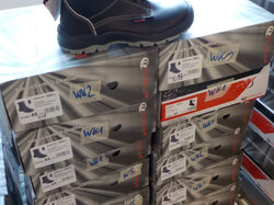  Nr._033_04_Posten_mit_124_diversen_Sicherheitsschuhen_Mindestgebot_620_Euro.JPG