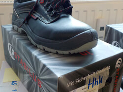  Nr._033_01_Posten_mit_124_diversen_Sicherheitsschuhe_Mindestgebot_620_Euro.JPG
